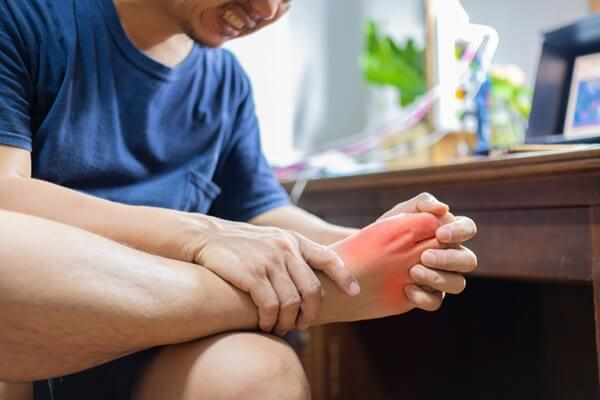 Hạt tophi trong gout bị viêm sẽ khiến người bệnh đau đớn dữ dội