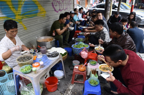 Đồ ăn ngoài hàng quán, vỉa hè rất khó kiểm soát chất lượng an toàn thực phẩm